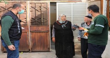 Sokağı temizlerken bulduğu cüzdanı sahibine teslim etti