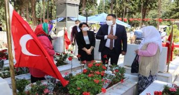 Başkan Yılmaz, Mersin Şehitliği'ni ziyaret etti