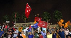 MERSİN'DE HALK SOKAĞA DÖKÜLDÜ