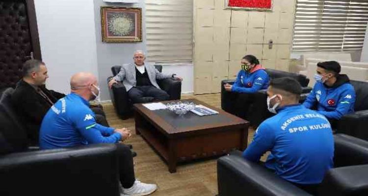 Başkan Gültak'tan şampiyon sporculara ödül