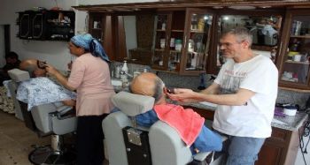 BERBER HAMİDE, ERKEKLERE TAŞ ÇIKARTIYOR
