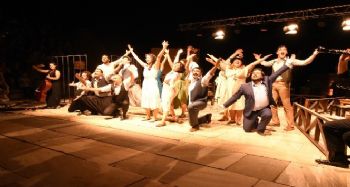 Mersin Büyükşehir Şehir Tiyatrosu, Torbalı Metropolis Tiyatro Festivali'nin açılışını yaptı