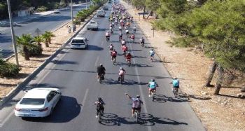 Bisiklet tutkunları caretta carettalar için pedal çevirdi, sahili temizledi
