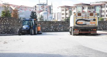Toroslar'ın sokakları mekanik süpürücülerle temizleniyor