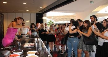 Forum Mersin ziyaretçileri, Özlem Yıldız'ın elinden dondurma yedi