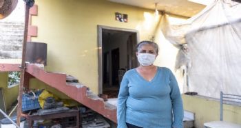 Mersin'de ihtiyaç sahibi kadının evi belediye ekiplerince onarıldı