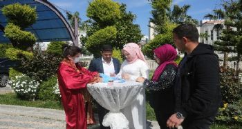 Erdemli'de havuz başında nikah uygulaması