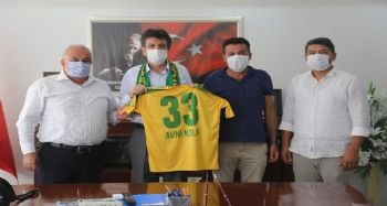 Başkan Tollu'dan, ilçe protokolüne forma ve atkı