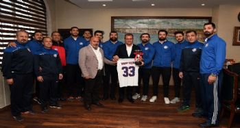 Namağlup basketbolcular, şampiyonluk sevincini Başkan Seçer ile paylaştı