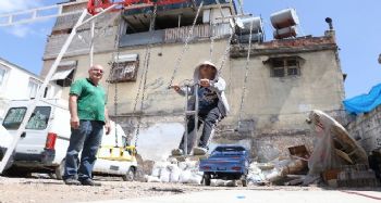 ÇOCUKLARIN OYNAMADIĞI ENGELLİ OĞLUNA ÖZEL PARK KURDU