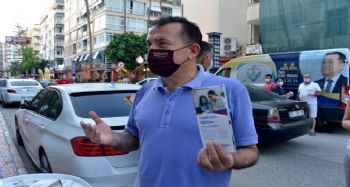 Başkan Özyiğit, vatandaşlara uzaktan eğitim kitapçığı dağıttı