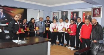BAŞARILI BOKSÖRLERE PLAKET
