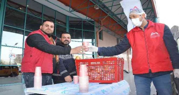 Mersin Büyükşehir Belediyesinden çorba dağıtımı