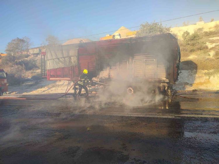 Tarsus’ta mısır yüklü tırda yangın