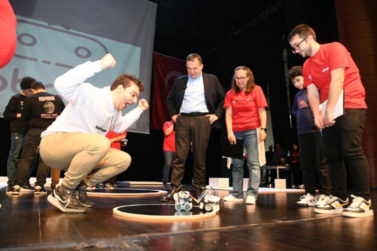 Yenişehir Belediyesi 8 ilden 500 öğrenciyi robot yarışmasında buluşturdu