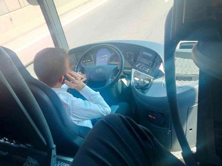Cep telefonu ile konuşan otobüs şoförü sivil denetime takıldı