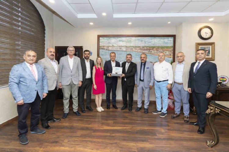 Vali Pehlivan ‘Fikir Otobüsü’ ödül törenine katıldı