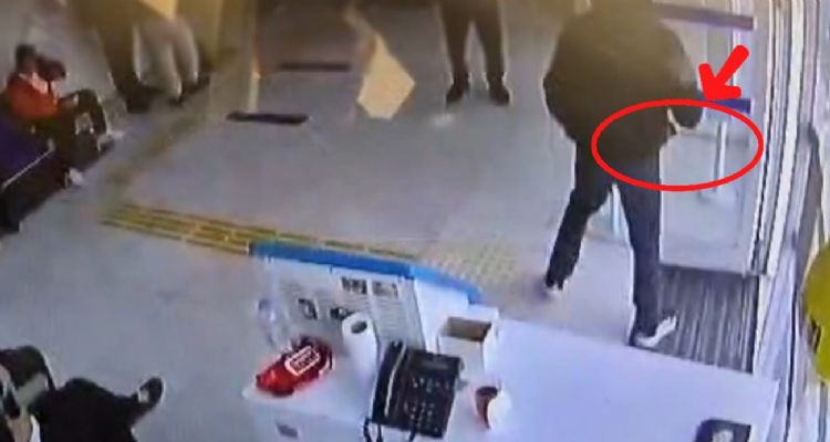 Banka şubesinde satırla gasp girişimi: Maskeli şüpheli kısa sürede yakalandı