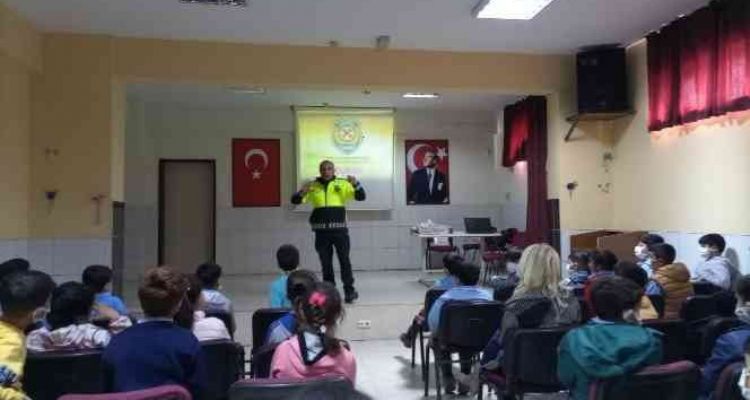 Mersin polisinden öğrencilere trafik eğitimi