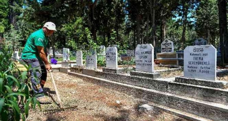 Mersin'de mezarlıklar ve ibadethaneler bayrama hazır