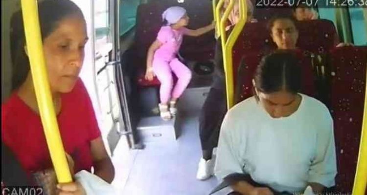 Minibüsten düşen kadın hayatını kaybetti: O anlar kamerada