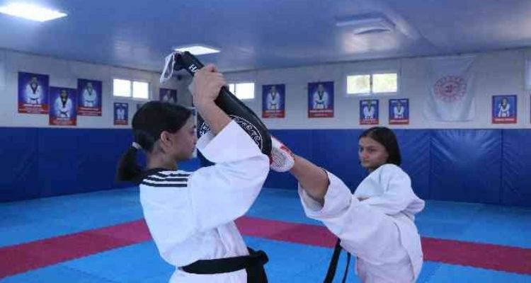 İkiz kız kardeşler Avrupa'yı salladı