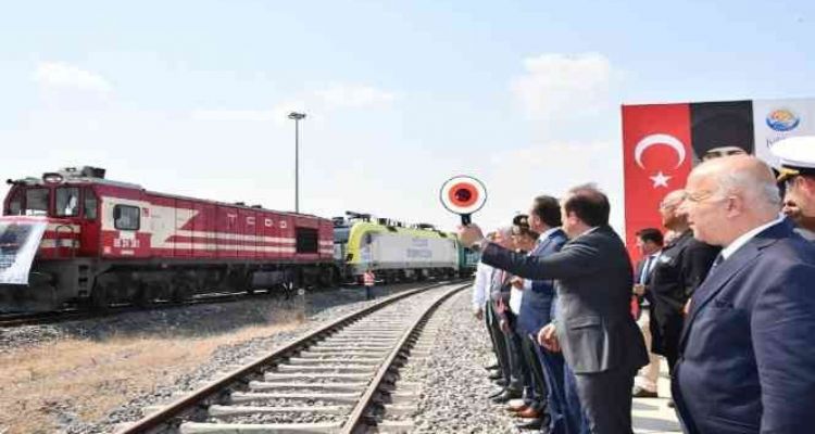 Pakistan'a yardım malzemesi taşıyan 5. 'iyilik treni' Mersin'den uğurlandı