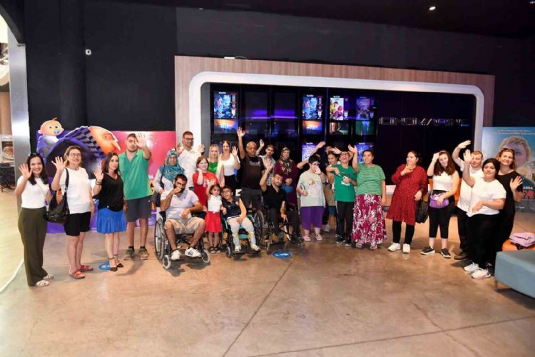 Özel bireyler aileleriyle sinema keyfi yaptı