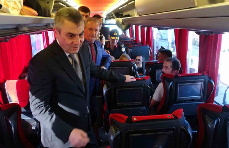 Vali yolcuları tebrik etti, ceza yiyen otobüsün sürücüsünü uyardı