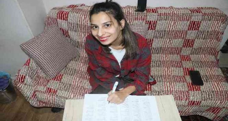 Okumayı 21 yaşında öğrenen Ceren şimdi üniversite hayali kuruyor