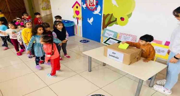 Minikler demokrasi sınavı verdi