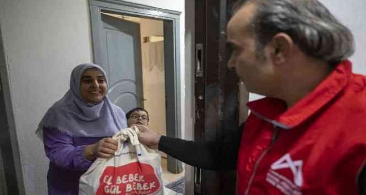 Mersin'de 30 bin aileye ‘El Bebek Gül Bebek’ paketi ulaştı