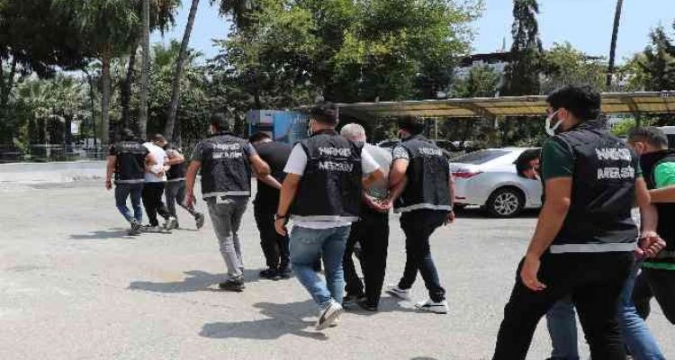 Mersin'deki 2 milyon uyuşturucu hap operasyonunun zanlıları adliyeye sevk edildi