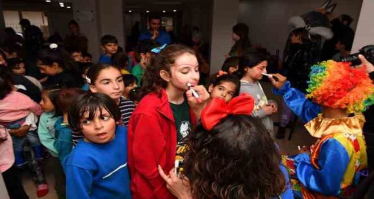 Depremzede çocuklar oyunlar oynayarak stres atıyor