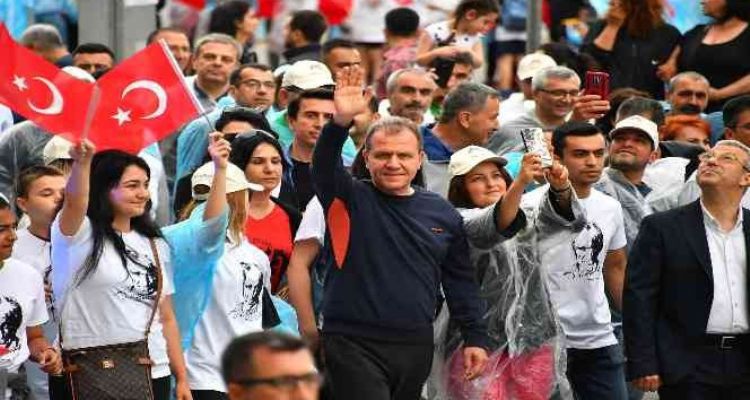 Mersin'de 19 Mayıs coşkusu Büyükşehir Belediyesinin Gençlik Kortejiyle başladı