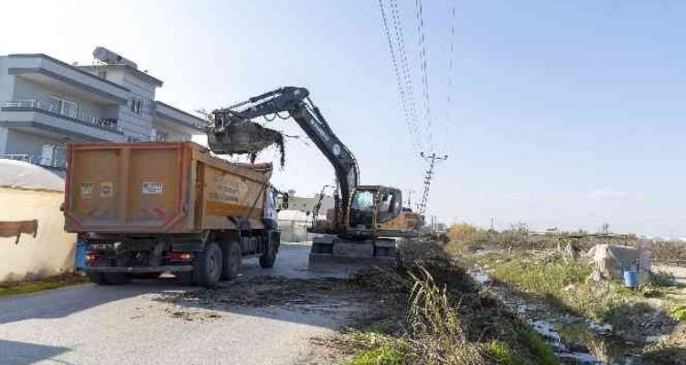 Mersin'de tehlike arz eden atıklar toplanıyor