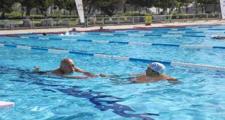 Mersin'de yüzme kurslarına yetişkinler de ilgi gösteriyor