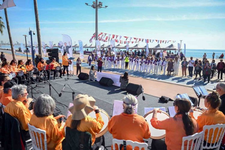 Mersin’de kadınlar ‘Kadınlar Günü’nü kutladı