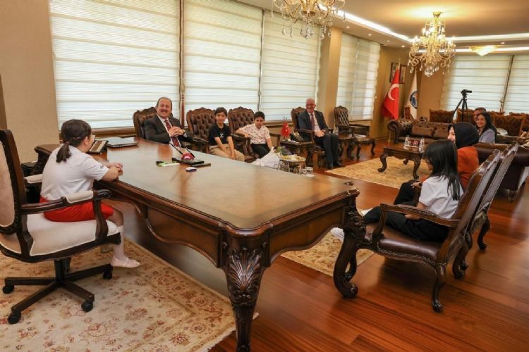 Vali Pehlivan koltuğunu küçük Zeynep’e devretti