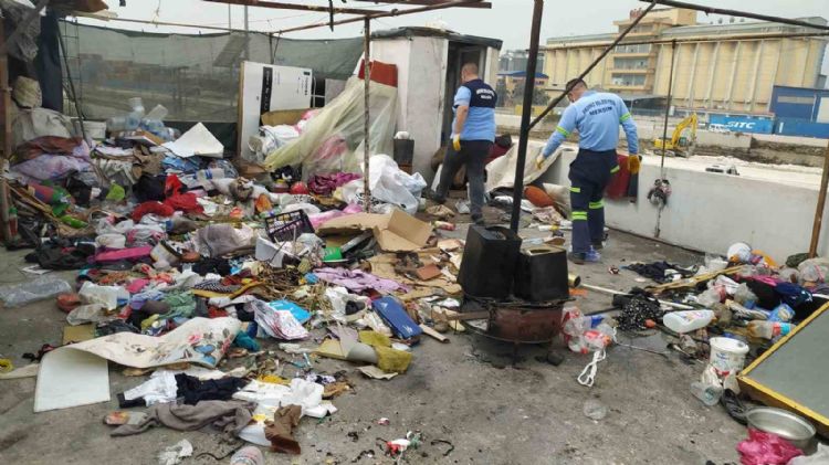 Mersin’de bir evden 5 kamyon çöp çıkarıldı