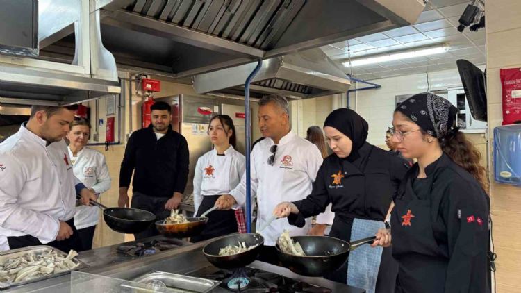 İstiridye mantarları gastronomi öğrencilerine tanıtıldı