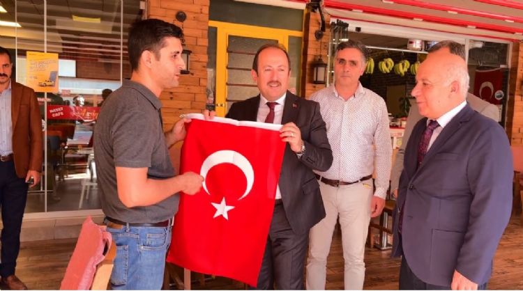 Vali Pehlivan’dan vatandaşa Türk bayraklı kutlama