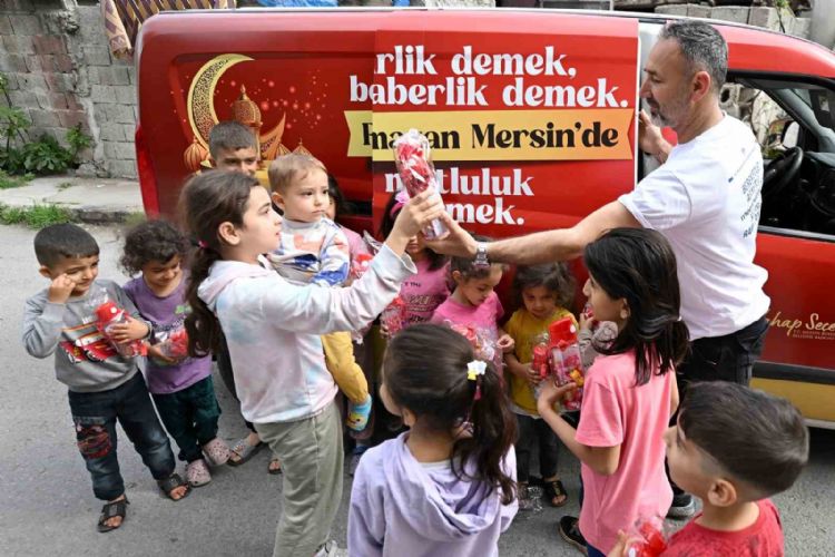 Mersin’de 60 bin çocuğa bayram hediyesi olarak ‘suluk ve şeker’ dağıtıldı