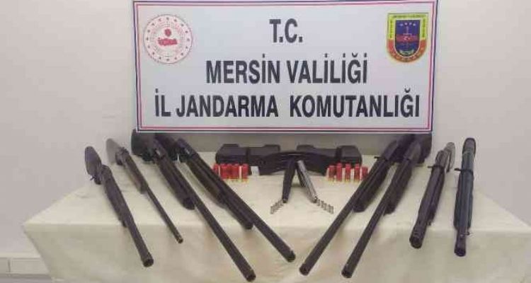 Otomobilde 8 ruhsatsız av tüfeği ile 2 tabanca ele geçirildi