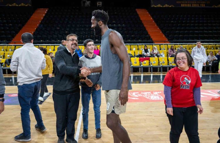 MSK’lı basketbolcular, özel bireylerle buluştu