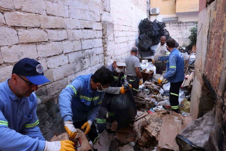 Mersin’de bir evden tonlarca çöp çıktı