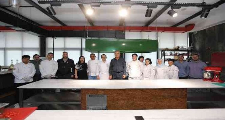 Başkan Tarhan, öğrencilerle birlikte yemek yaptı