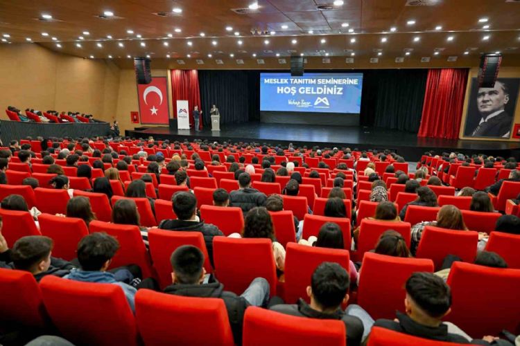 Mersin’de YKS’ye hazırlanan öğrencilere meslek tanıtım semineri düzenlendi