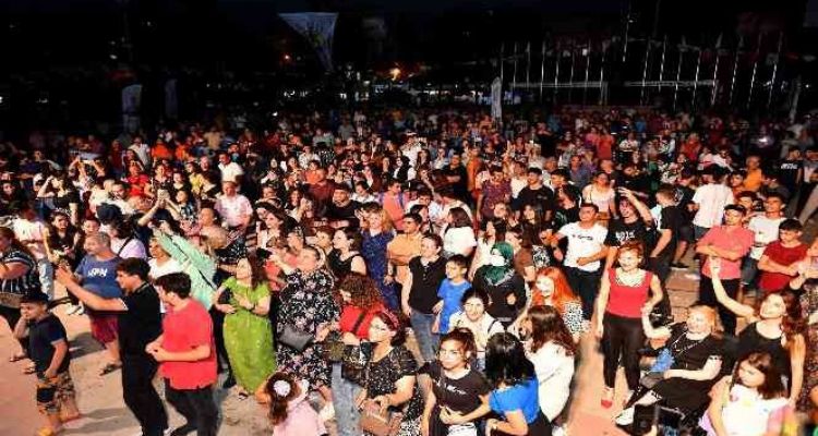 Kurs merkezi öğrencileri, YKS öncesi konserle stres attı