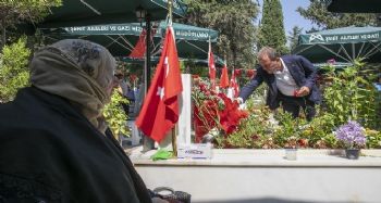 Başkan Seçer, şehitlikte şehit aileleriyle bir araya geldi